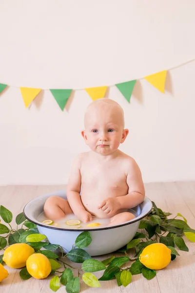 Netter Kleiner Junge Mit Blonden Haaren Der Einem Becken Mit — Stockfoto