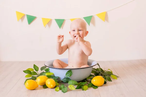 Netter Kleiner Junge Mit Blonden Haaren Der Einem Becken Mit — Stockfoto