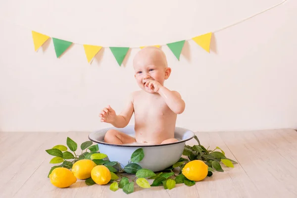 Netter Kleiner Junge Mit Blonden Haaren Der Einem Becken Mit — Stockfoto