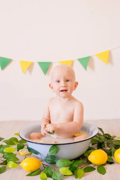 Netter Kleiner Junge Mit Blonden Haaren Der Einem Becken Mit — Stockfoto