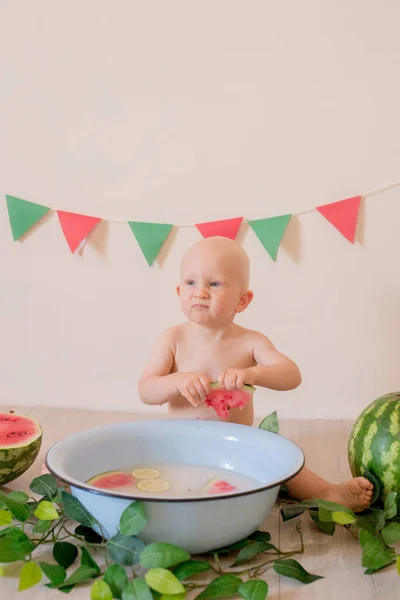 Kleine Schattige Peuter Met Blond Haar Zit Plonst Een Bekken — Stockfoto