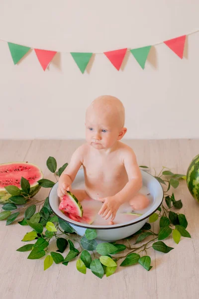 Piccolo Bambino Carino Con Capelli Biondi Siede Schizza Bacino Anguria — Foto Stock