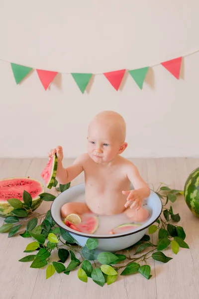 Piccolo Bambino Carino Con Capelli Biondi Siede Schizza Bacino Anguria — Foto Stock