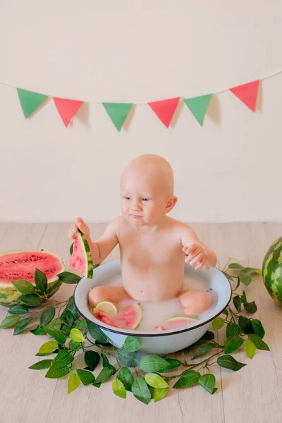 Piccolo Bambino Carino Con Capelli Biondi Siede Schizza Bacino Anguria — Foto Stock