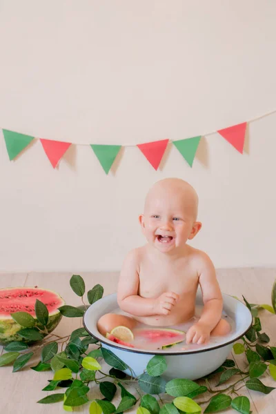 Piccolo Bambino Carino Con Capelli Biondi Siede Schizza Bacino Anguria — Foto Stock