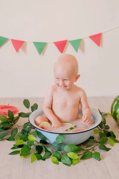 Kleine Süße Kleinkind Mit Blonden Haaren Sitzt Und Planscht Einem — Stockfoto