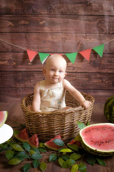 Piccolo Bambino Carino Con Capelli Biondi Siede Cesto Con Anguria — Foto Stock