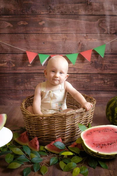 Piccolo Bambino Carino Con Capelli Biondi Siede Cesto Con Anguria — Foto Stock