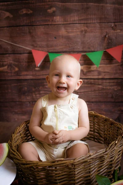 Piccolo Bambino Carino Con Capelli Biondi Siede Cesto Con Anguria — Foto Stock