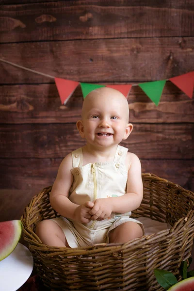 Piccolo Bambino Carino Con Capelli Biondi Siede Cesto Con Anguria — Foto Stock