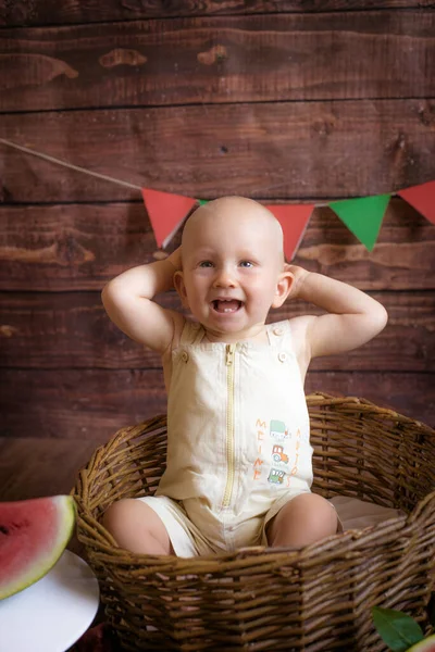 Pequeño Niño Lindo Con Pelo Rubio Sienta Cesta Con Sandía — Foto de Stock