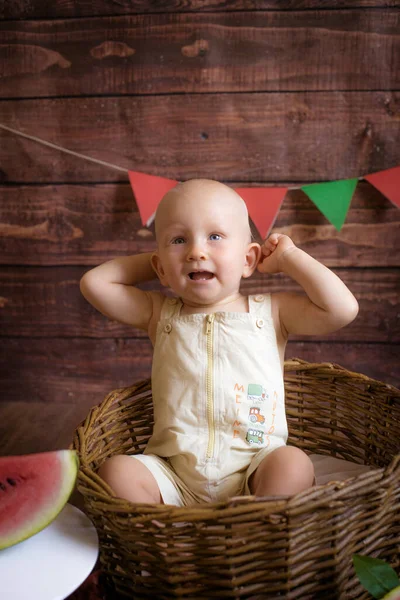 Piccolo Bambino Carino Con Capelli Biondi Siede Cesto Con Anguria — Foto Stock