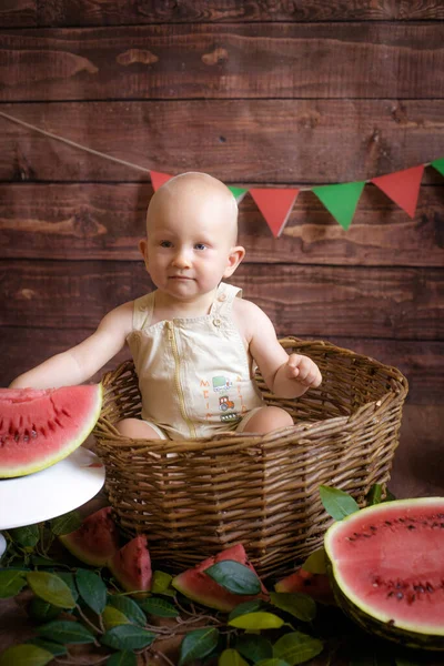 Piccolo Bambino Carino Con Capelli Biondi Siede Cesto Con Anguria — Foto Stock