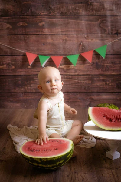 Piccolo Bambino Carino Con Capelli Biondi Siede Cesto Con Anguria — Foto Stock