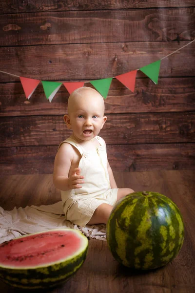 Piccolo Bambino Carino Con Capelli Biondi Siede Cesto Con Anguria — Foto Stock