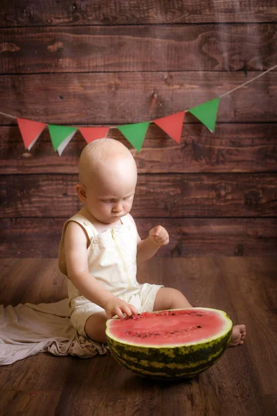 Piccolo Bambino Carino Con Capelli Biondi Siede Cesto Con Anguria — Foto Stock