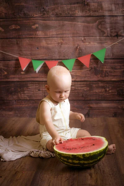 Piccolo Bambino Carino Con Capelli Biondi Siede Cesto Con Anguria — Foto Stock