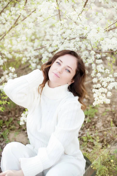 Mujer Bonita Con Pelo Castaño Suéter Punto Blanco Primavera Floreciente — Foto de Stock