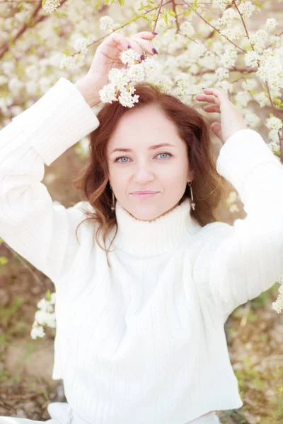 Mujer Bonita Con Pelo Castaño Suéter Punto Blanco Primavera Floreciente —  Fotos de Stock