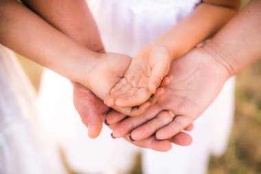 Yazın tüm ailenin, ebeveynlerin ve çocukların yakın çekimleri var. Aile birliği kavramı. Mutlu bir çocukluk. Mutlu ve sağlıklı bir aile.