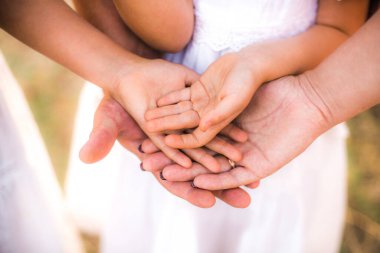 Yazın tüm ailenin, ebeveynlerin ve çocukların yakın çekimleri var. Aile birliği kavramı. Mutlu bir çocukluk. Mutlu ve sağlıklı bir aile.