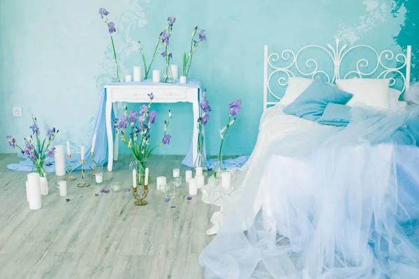 Interior Quarto Com Cama Arejada Parede Azul Decorada Com Íris — Fotografia de Stock