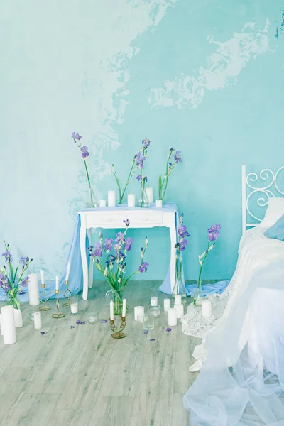 침대와 파란색 침실은 양초와 양초로 장식되어 있었다 — 스톡 사진
