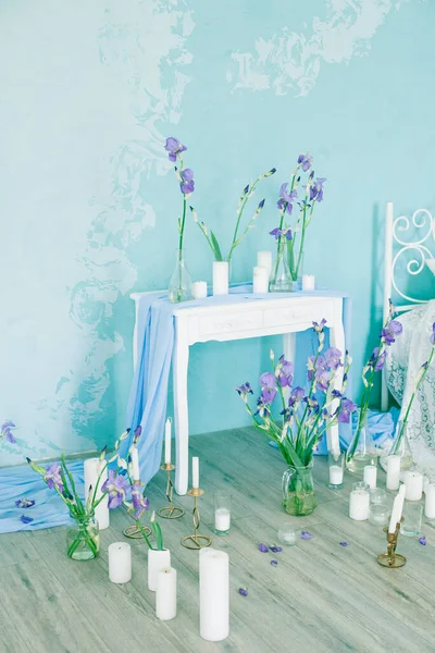 Schlafzimmereinrichtung Mit Luftigem Bett Und Blauer Wand Mit Frühlingshaften Blauen — Stockfoto