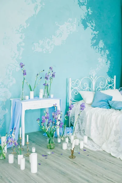 Bedroom Interior Airy Bed Blue Wall Decorated Spring Blue Irises — Stock Photo, Image