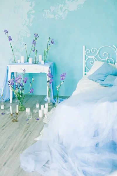 Bedroom Interior Airy Bed Blue Wall Decorated Spring Blue Irises — Stock Photo, Image