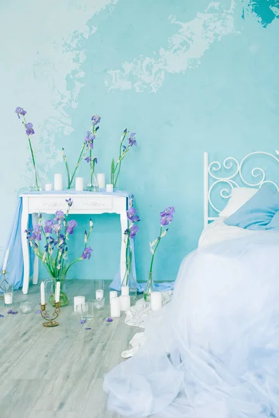 Camera Letto Con Letto Arioso Parete Blu Decorata Con Iris — Foto Stock