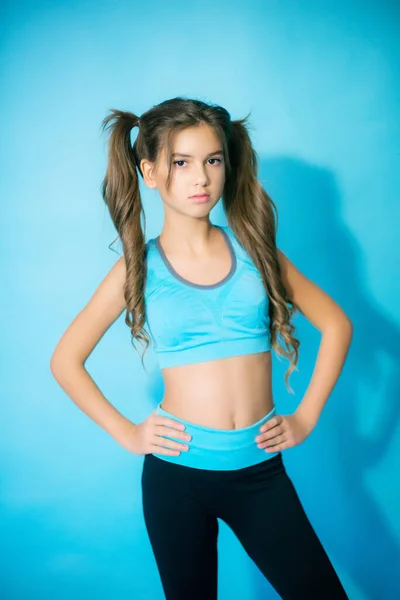 Linda Adolescente Con Pelo Largo Rubio Ropa Fitness Sobre Fondo —  Fotos de Stock