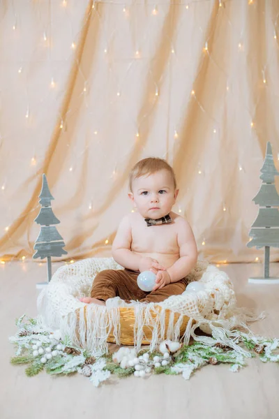 Een Klein Schattig Kind Bretels Een Strikje Zit Een Mand — Stockfoto