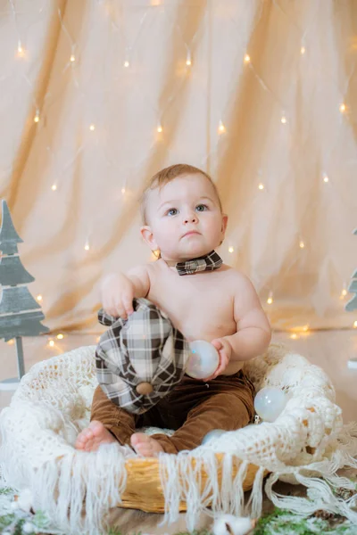 Liten Söt Unge Hatt Hängslen Och Fluga Sitter Korg Dekorerad — Stockfoto