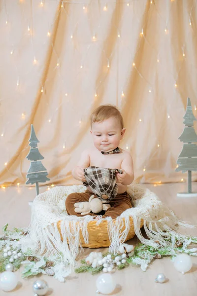 Pantolon Askısı Papyonlu Şirin Bir Çocuk Iğneler Noel Toplarıyla Süslenmiş — Stok fotoğraf