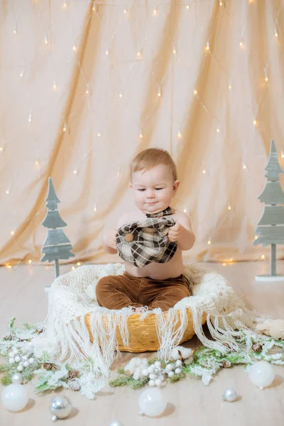 Pantolon Askısı Papyonlu Şirin Bir Çocuk Iğneler Noel Toplarıyla Süslenmiş — Stok fotoğraf