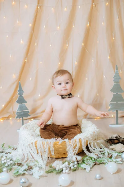 Pantolon Askısı Papyonlu Şirin Bir Çocuk Iğneler Noel Toplarıyla Süslenmiş — Stok fotoğraf