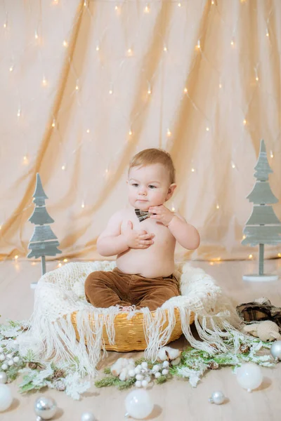 Pantolon Askısı Papyonlu Şirin Bir Çocuk Iğneler Noel Toplarıyla Süslenmiş — Stok fotoğraf