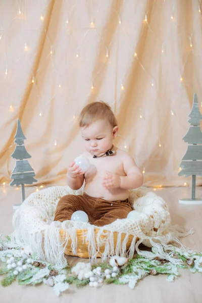 넥타이를 귀여운 아이가 성탄절 불알로 장식된 바구니에 있습니다 크리스털 — 스톡 사진