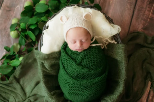 Mignon Petit Bébé Dans Chapeau Bonnet Trouve Dans Panier Osier — Photo