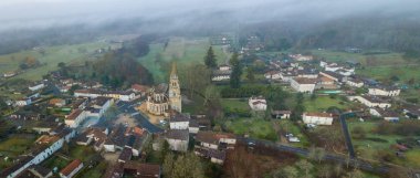 Hava manzaralı Collegiale Uzeste, Pop Clement V, Gironde, Aquitaine