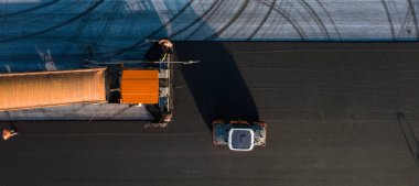 Bir yolda asfalt sıkıştıran hava görüntüsü silindiri