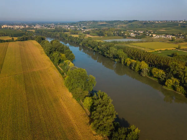 AERIÁLNÍ VÝHLED ZEMĚDĚLSKÉ LANDSCAPE V blízkosti GARONNE RIVER, COUNTRYSIDE, ENVIRONMENT, SAINT PIERRE DAURILLAC, GIRONDE, NEW AQUITAINE, FRANCIE — Stock fotografie