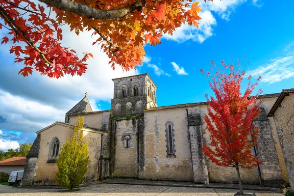 Frankrike, Charente, Lignieres-Sonneville, Notre-Dame de Lignieres församlingskyrka, kulturminnesmärkt byggnad — Stockfoto