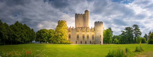 Güneşli bir yaz gününde, Chateau de Roquetaillade kalesinin havadan görünüşü, Mazeres, Fransa
