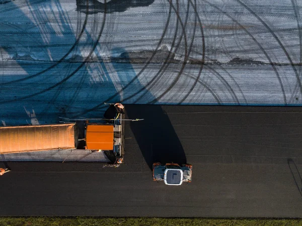 Bir yolda asfalt sıkıştıran hava görüntüsü silindiri