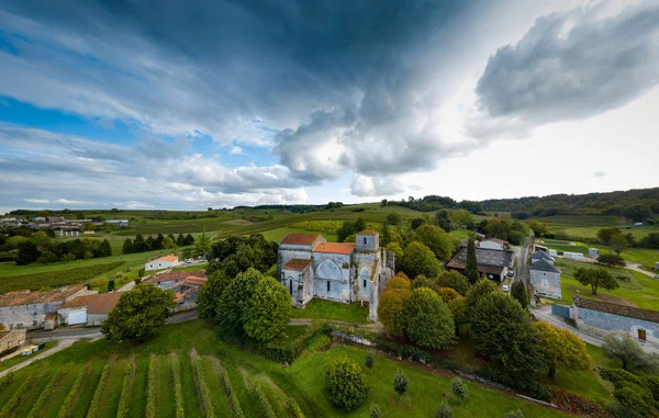 Bouteville, Cognac vingård, by och Saint Paul Church — Stockfoto