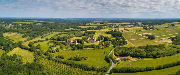Güneşli bir yaz gününde, Chateau de Roquetaillade kalesinin havadan görünüşü, Mazeres, Fransa