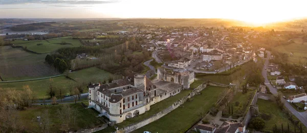 LOT ET GARONNE DURAS, Luchtfoto van de DURAS CASTLE, FORTRESS BUILT van het 12e centrum — Stockfoto