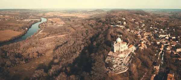 LOT-ET-GARONNE PENNE DAGENNAIS, VISTA AERIAL DA NOSSA LADY DE PEYRAGUDE, ROMANO BYZANTIN STYLE BUILDING — Fotografia de Stock